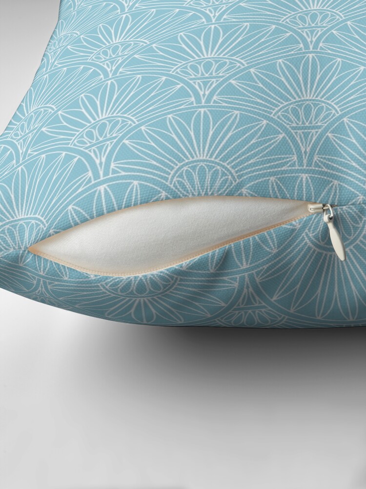 Aperçu 2 sur 4. Coussin avec l'œuvre Mosaïque art nouveau de couleur gris sur fond bleu créée et vendue par Wicupp.