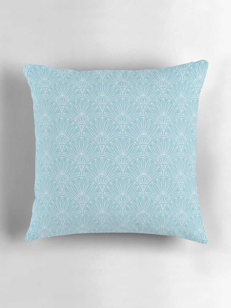 Aperçu 3 sur 4. Coussin avec l'œuvre Mosaïque art nouveau de couleur gris sur fond bleu créée et vendue par Wicupp.