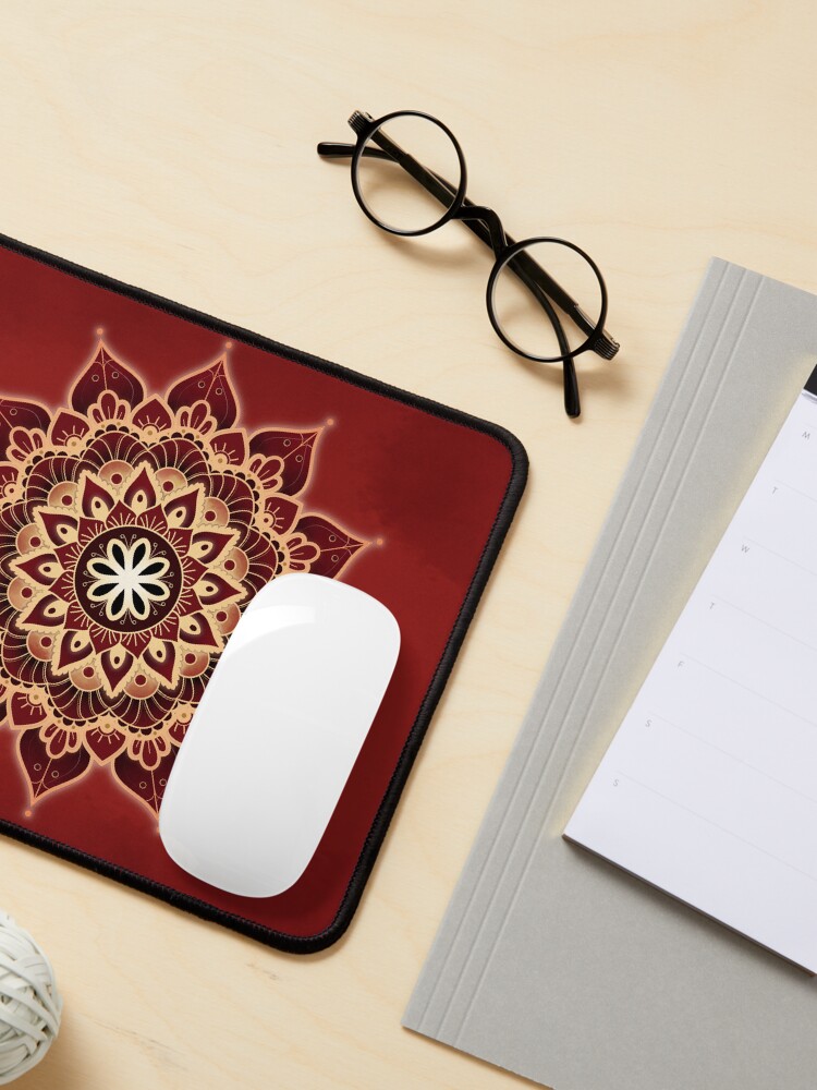 Aperçu 3 sur 5. Tapis de souris avec l'œuvre Mandala du Chakra Racine (série) créée et vendue par AudreyJanvier.