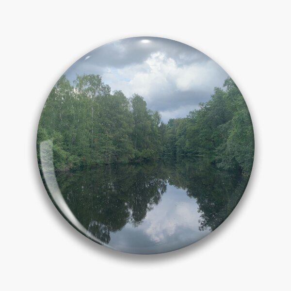 Artikelvorschau, Bäume und Wolken spiegeln sich auf dem See entworfen und verkauft von Designfs.