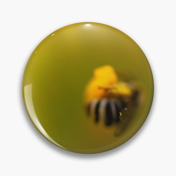 Artikelvorschau, Biene im Blütenpollen entworfen und verkauft von sarahjeanphoto.