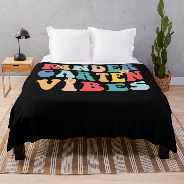 Aperçu de l'œuvre Kindergarten Vibes Groovy Summer Graduation Teacher Étudiants créée et vendue par MobyStickers.