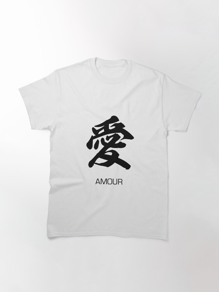 Aperçu 3 sur 7. T-shirt classique avec l'œuvre Tshirt Kanji Amour créée et vendue par jedinojapansan.