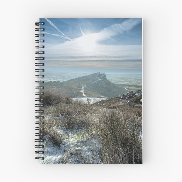 Artikelvorschau, Eine ländliche Winterlandschaftsszene im Staffordshire Peak District. entworfen und verkauft von RobThorley.