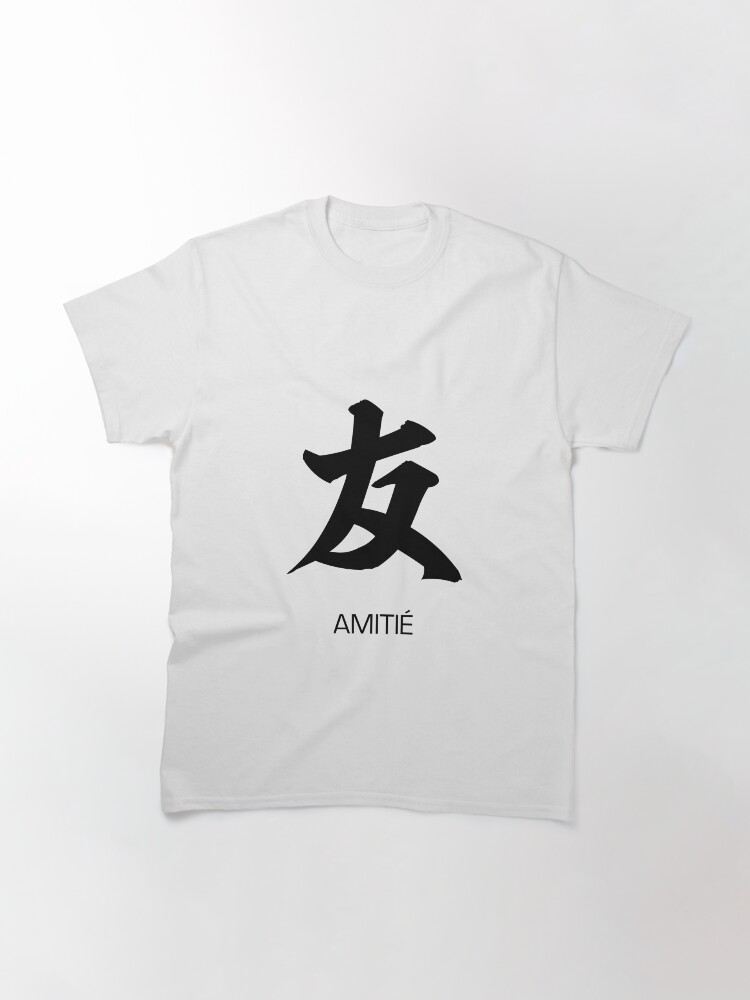 Aperçu 3 sur 7. T-shirt classique avec l'œuvre Tshirt Kanji Amitié créée et vendue par jedinojapansan.