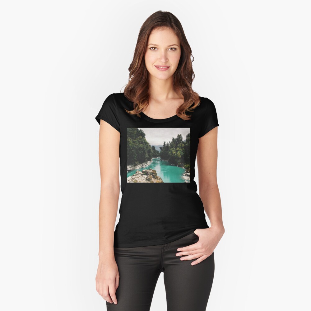 Aperçu de l'œuvre T-shirt échancré créée et vendue par PhotoStore.