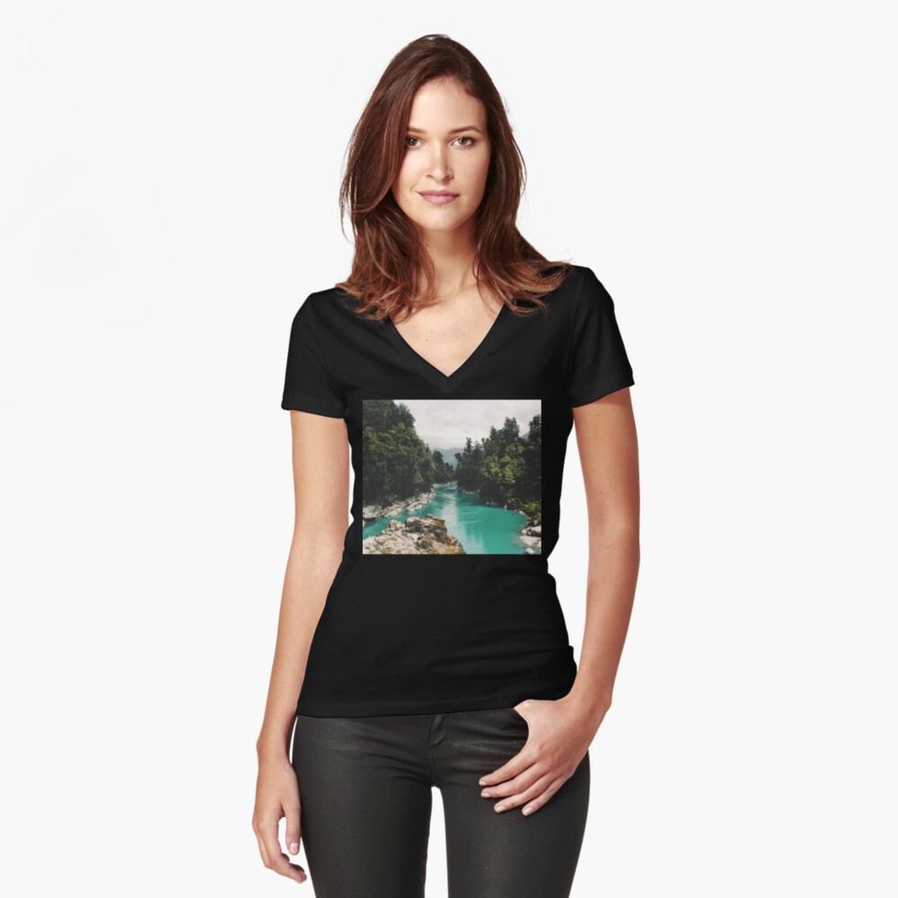 Aperçu de l'œuvre T-shirt moulant col V créée et vendue par PhotoStore.