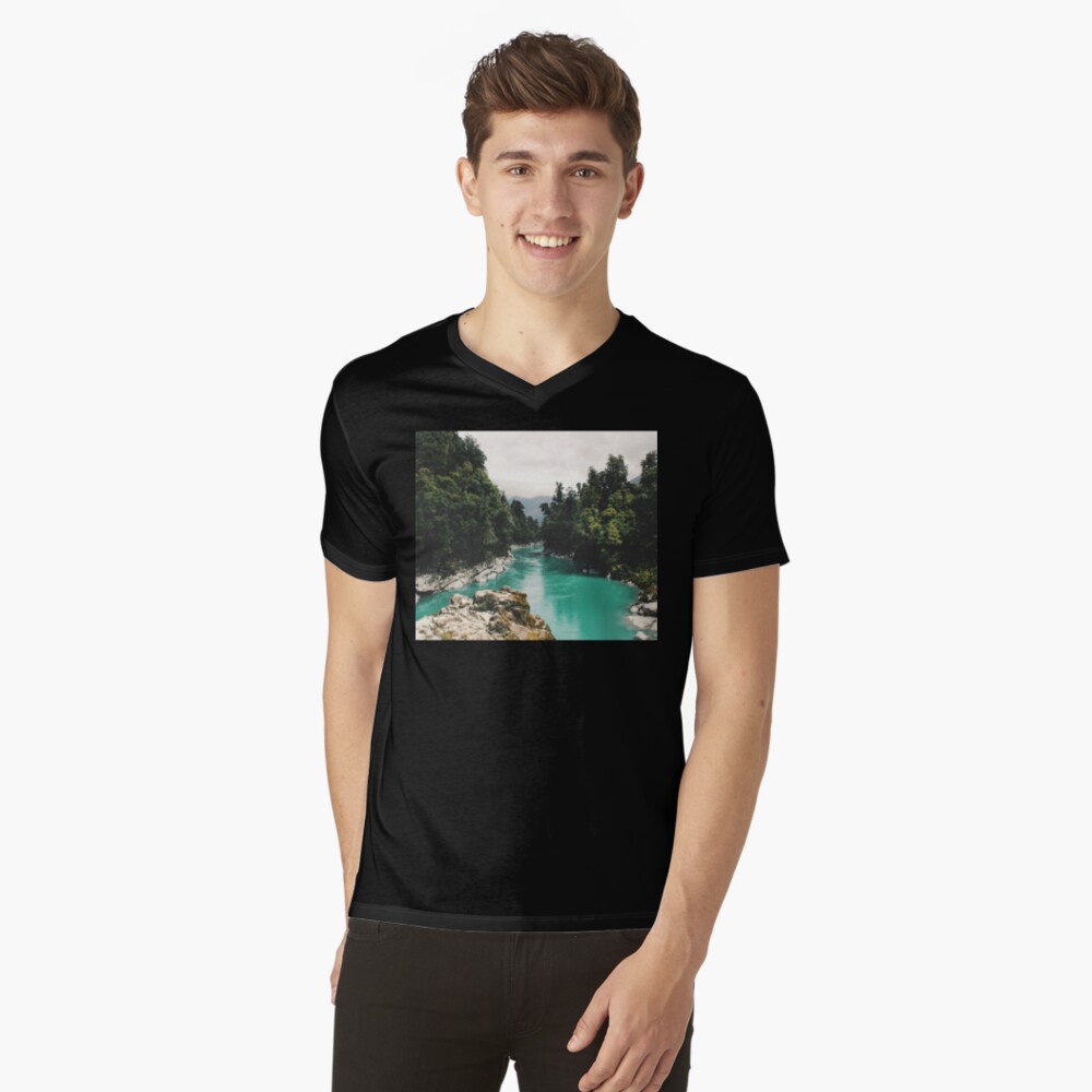 Aperçu de l'œuvre T-shirt col V créée et vendue par PhotoStore.