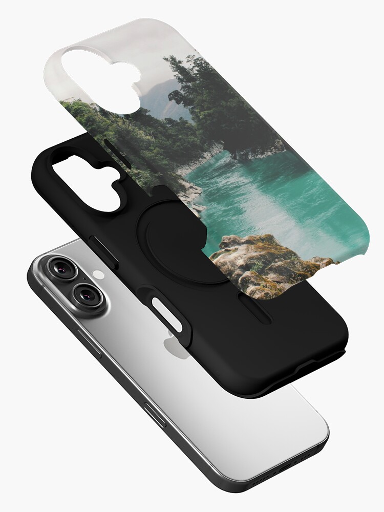 Aperçu 2 sur 4. Coque iPhone avec l'œuvre Rivière dans la forêt créée et vendue par PhotoStore.