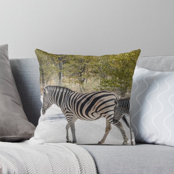 Artikelvorschau, Namibia. Etosha-Nationalpark. Zebras überqueren die Straße. entworfen und verkauft von vadim19.