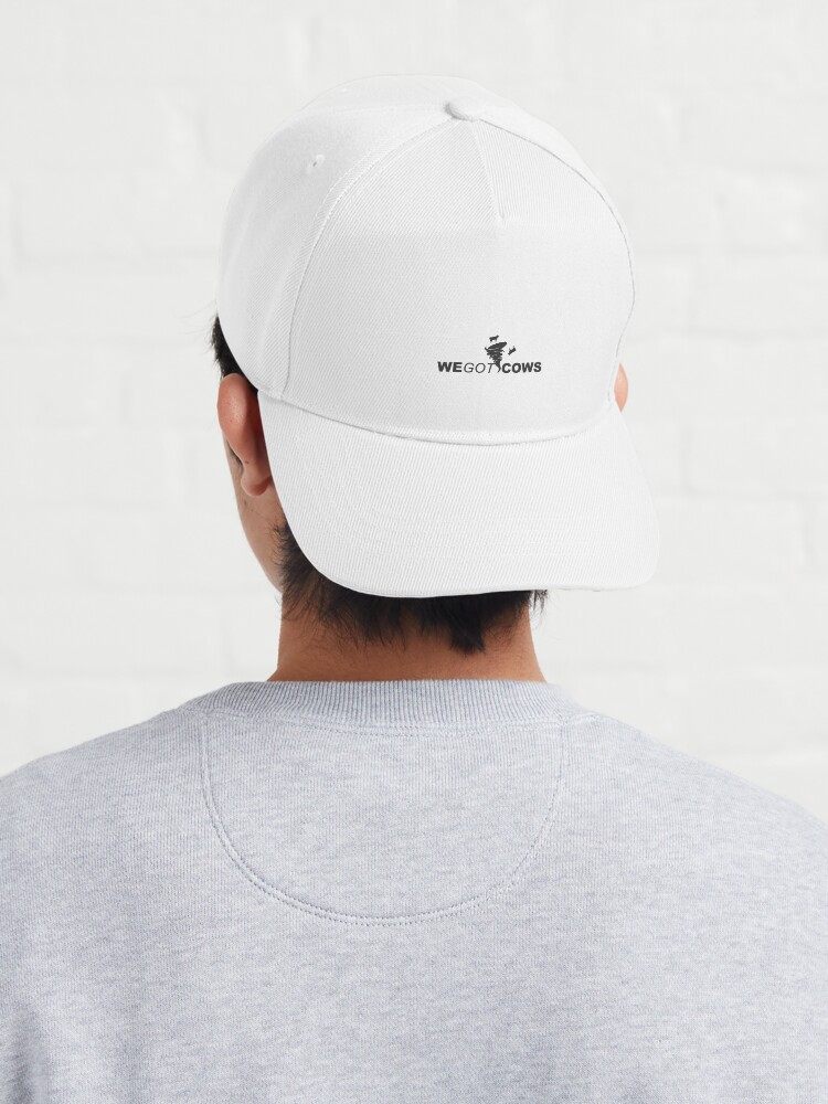 Imagen 4 de 7, Gorra con la obra Tenemos vacas etiqueta negra, diseñada y vendida por Spacecoco.