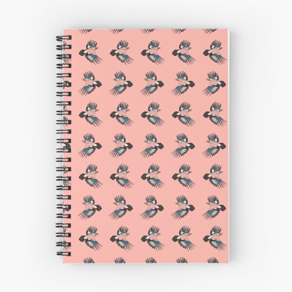 Artikelvorschau, Eichelhäher, flieg, flieg weg. Rosa entworfen und verkauft von Naty Design Prague.