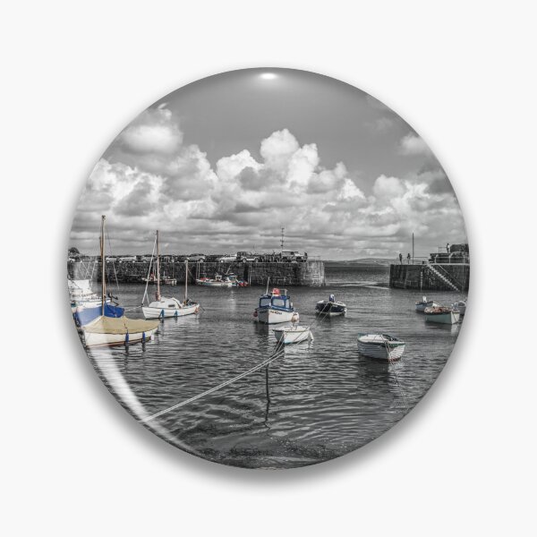 Artikelvorschau, Mousehole Harbour, Cornwall, England, selektive Färbung entworfen und verkauft von Paul Thompson Photography.
