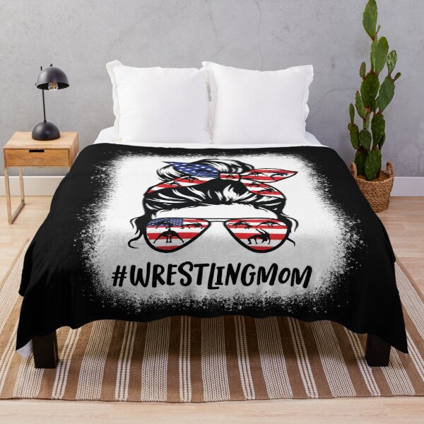 Artikelvorschau, USA Wrestling Mom Bleached Wrestle Mama Messy Bun Frauen entworfen und verkauft von clothesy7.