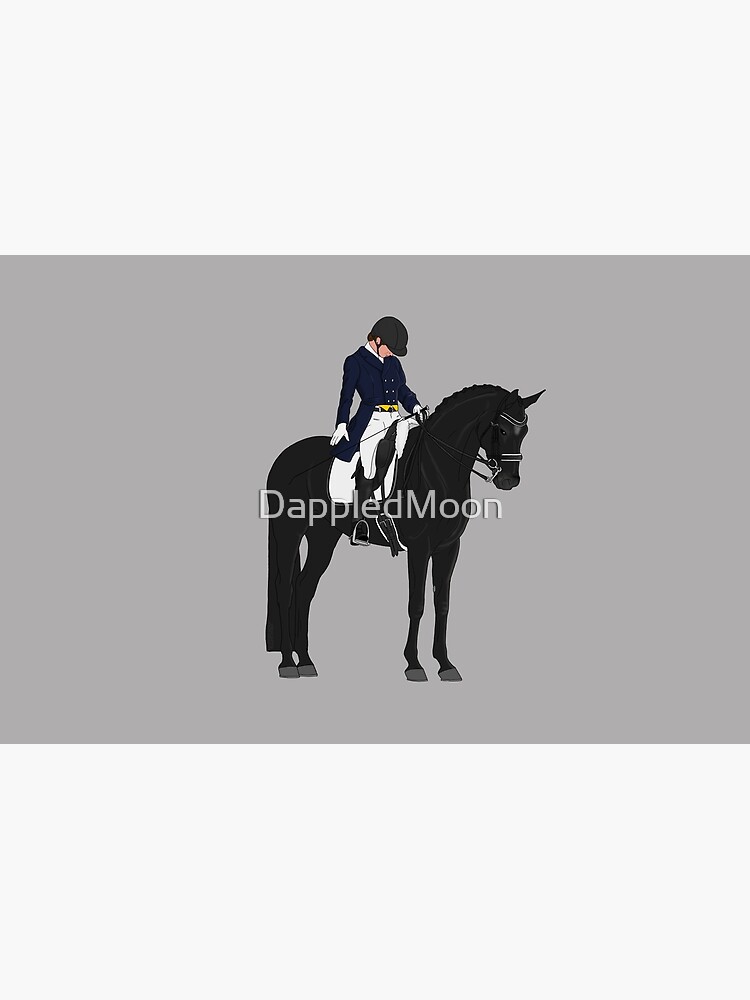 Aperçu 2 sur 2. Housse d'ordinateur avec l'œuvre Salut du cheval et du cavalier de dressage noir créée et vendue par DappledMoon.