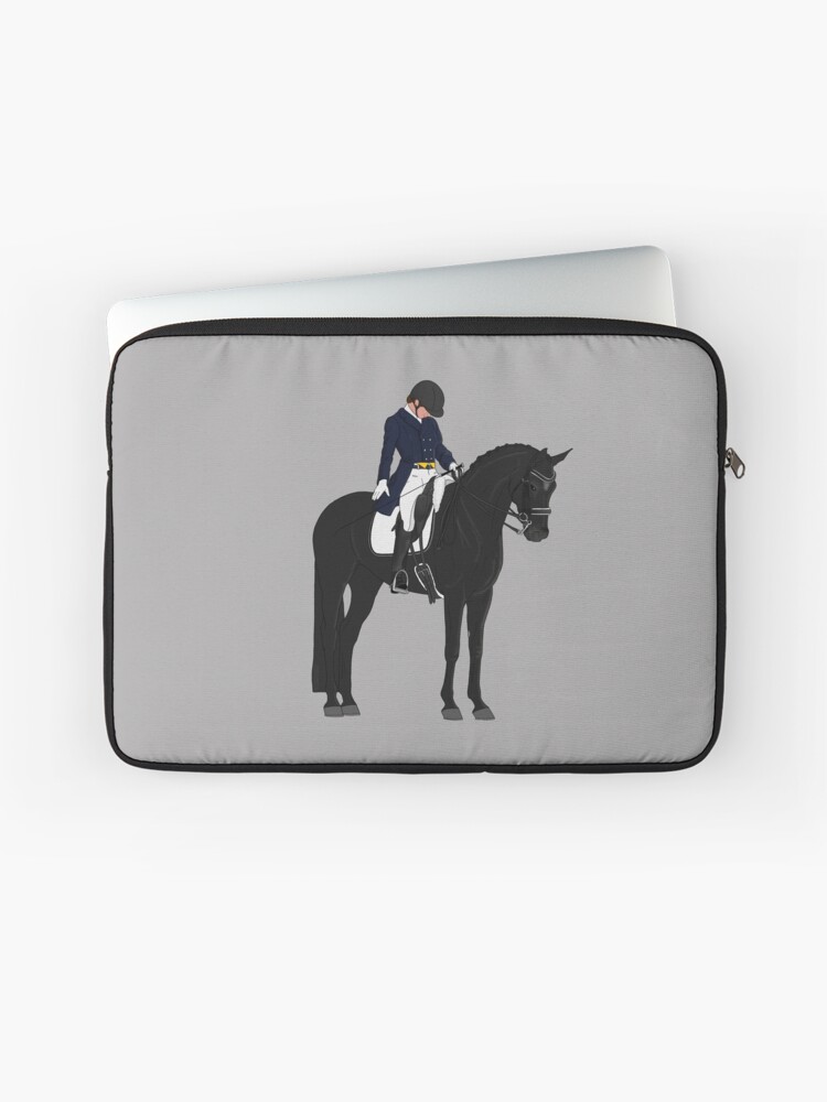Aperçu 1 sur 2. Housse d'ordinateur avec l'œuvre Salut du cheval et du cavalier de dressage noir créée et vendue par DappledMoon.