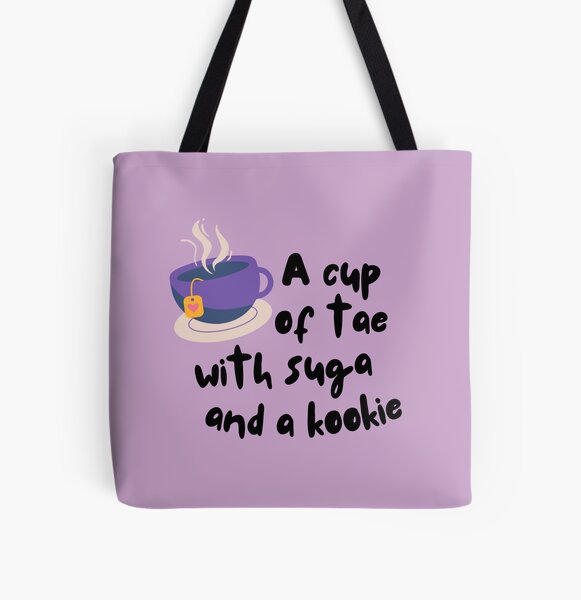 Artikel-Vorschau von Eine Tasse Tae mit Suga und einem Kookie, designt und verkauft von Hilomind.