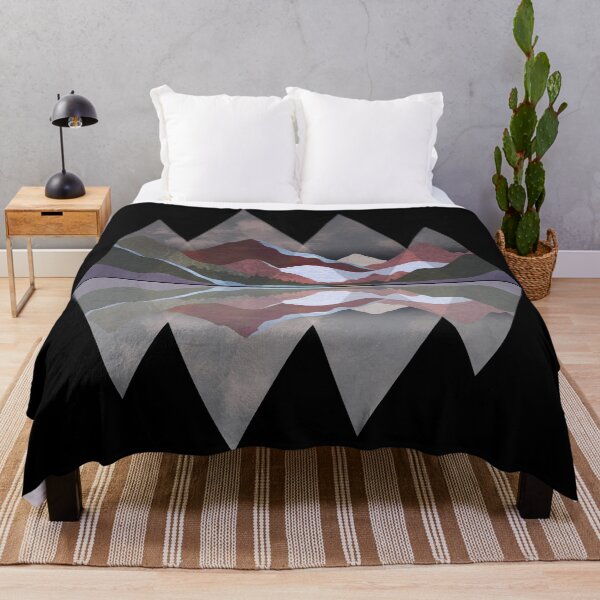 Artikelvorschau, Geometrische Bergszene entworfen und verkauft von Esskay Designs.