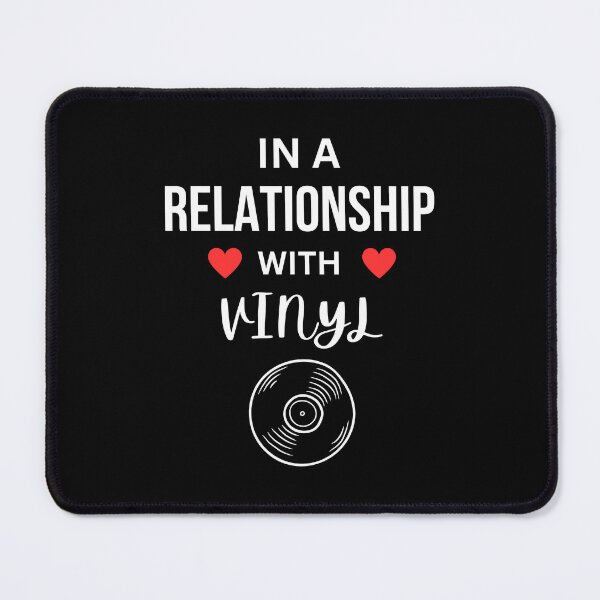 Artikelvorschau, In einer Beziehung mit Vinyl entworfen und verkauft von annoying-shirts.