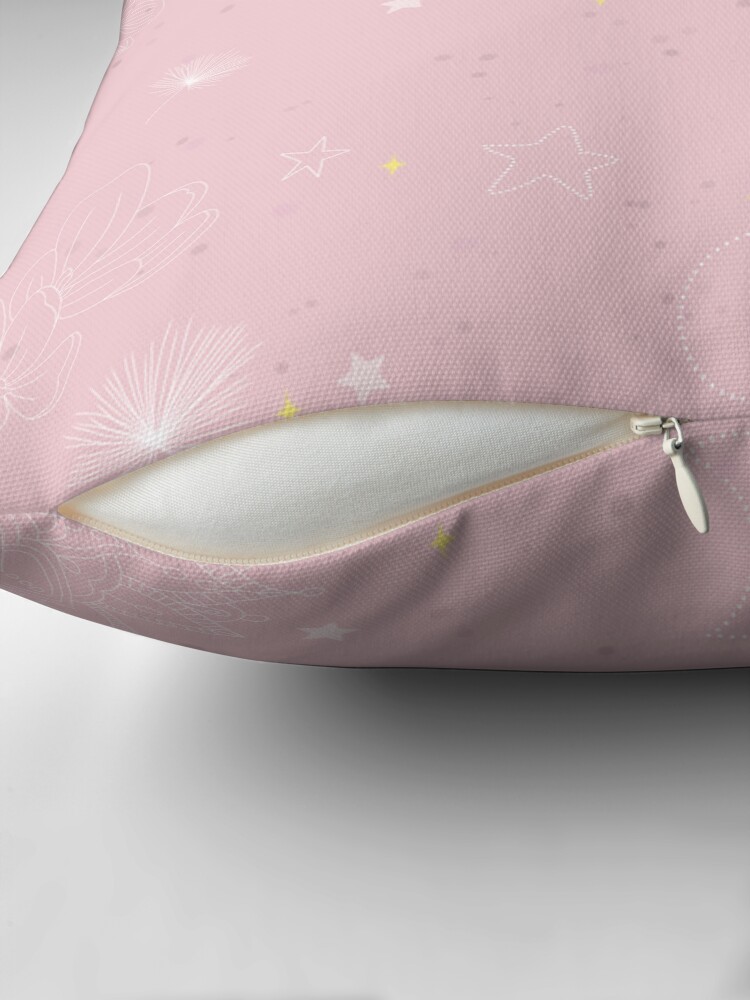 Aperçu 2 sur 4. Coussin avec l'œuvre Ambiance ciel rose magique créée et vendue par Pilou-Pixel.