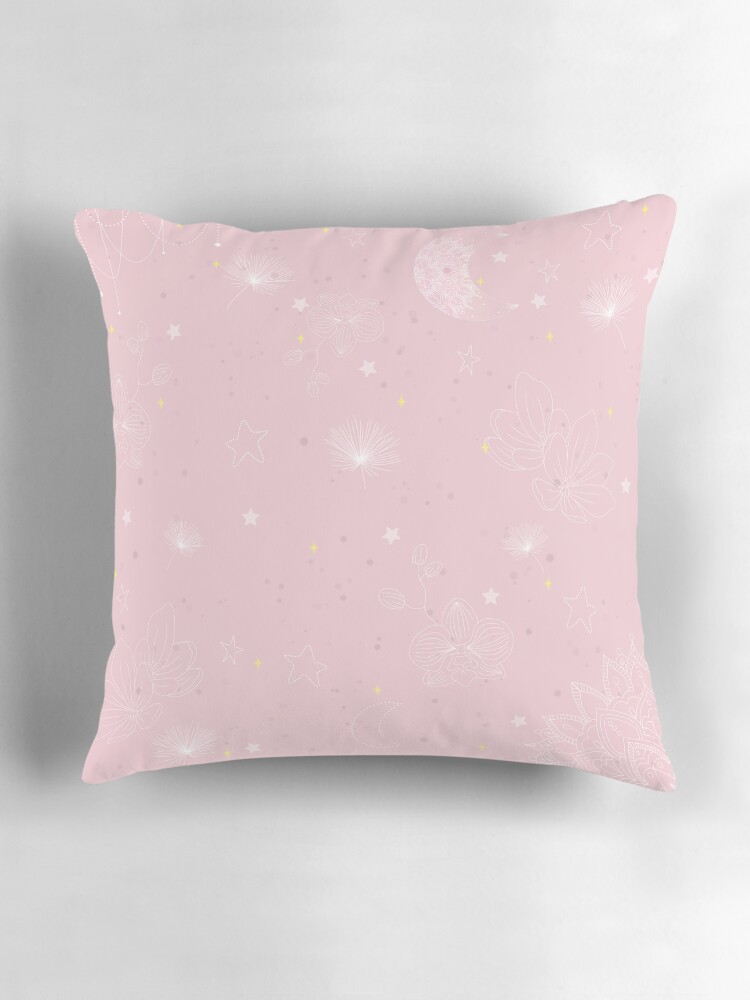 Aperçu 3 sur 4. Coussin avec l'œuvre Ambiance ciel rose magique créée et vendue par Pilou-Pixel.