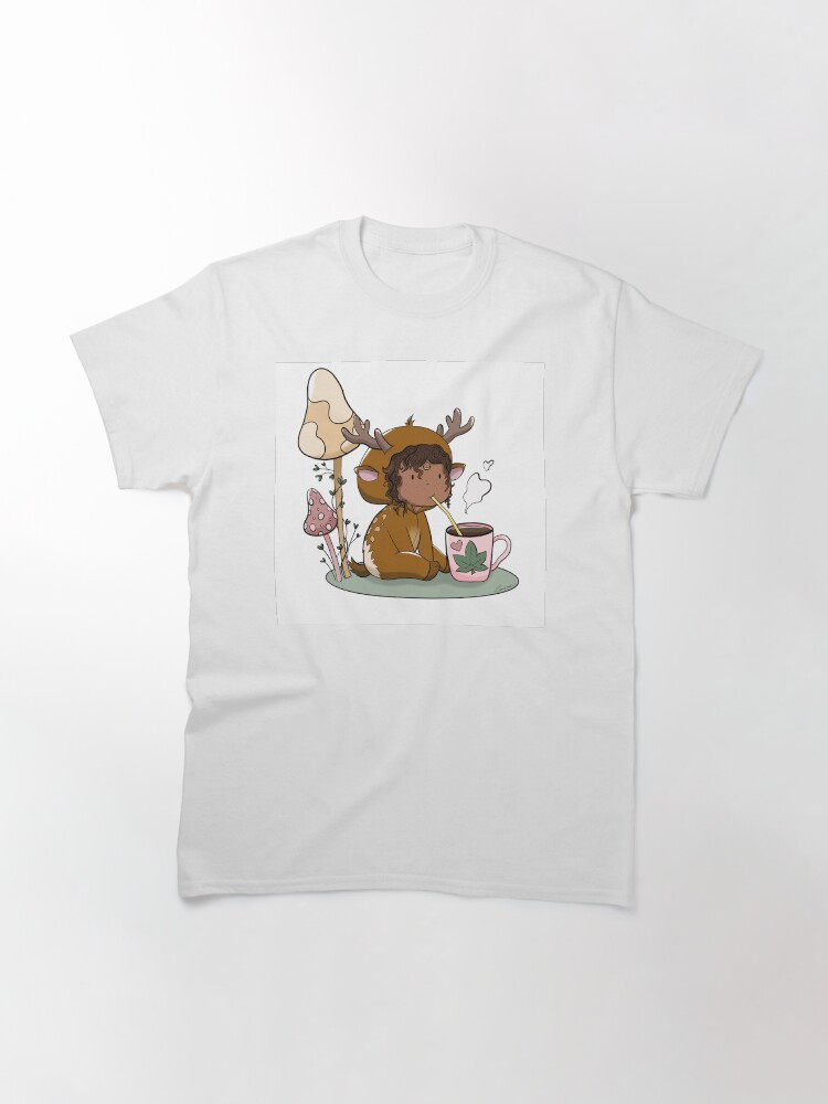 Aperçu 3 sur 7. T-shirt classique avec l'œuvre Le chocolat chaud créée et vendue par Pilou-Pixel.