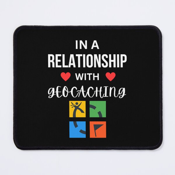 Vista previa del artículo con la obra «En una relación con Geocaching», diseñado y vendido por annoying-shirts.