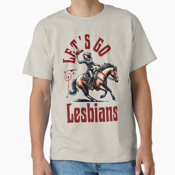 Aperçu de l'œuvre Allons-y lesbiennes vintage style rétro équitation cow-girl créée et vendue par ontrendshirts.