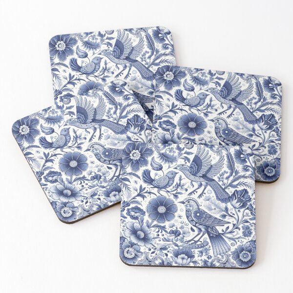 Aperçu de l'œuvre Un carré à motifs floraux bleu et blanc avec des oiseaux et des fleurs créée et vendue par justbejoker.