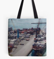 Frachtschiff im Hafen Tasche