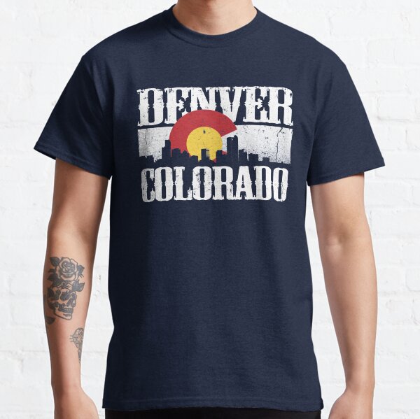 Artikel-Vorschau von Denver Colorado Skyline mit Colorado-Flagge, designt und verkauft von EddieBalevo.