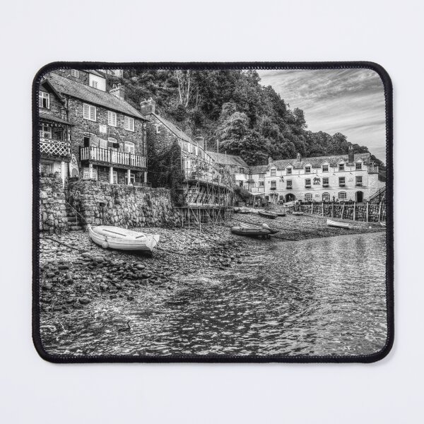 Aperçu de l'œuvre Clovelly Harbour et maisons, North Devon, Angleterre, noir et blanc créée et vendue par Paul Thompson Photography.
