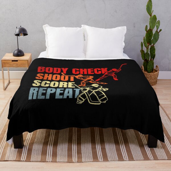 Artikelvorschau, Body Check Shoot Score Wiederholung Eishockey Zitat Motivation Retro Vintage entworfen und verkauft von YerrouDesing.
