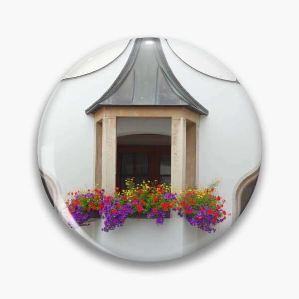 Artikelvorschau, Erker mit Blumen am Rathaus, Altstadt, Kempten, Allgäu, Oberschwaben, Bayern entworfen und verkauft von Torsten Krüger.