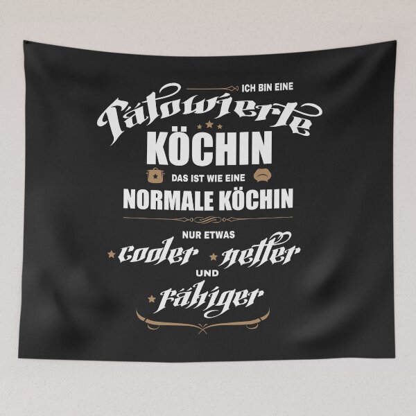 Aperçu de l'œuvre Tätowierte Köchin est plus cool ! Lustige Geschenkidee für Köchinnen mit Tattoos. créée et vendue par silentcolors.