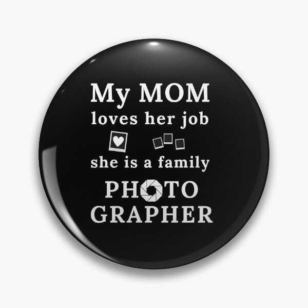 Artikelvorschau, Meine Mutter liebt ihren Job, sie ist Familienfotografin, lustiges Geschenk für Mutter entworfen und verkauft von MomLifeDesign.