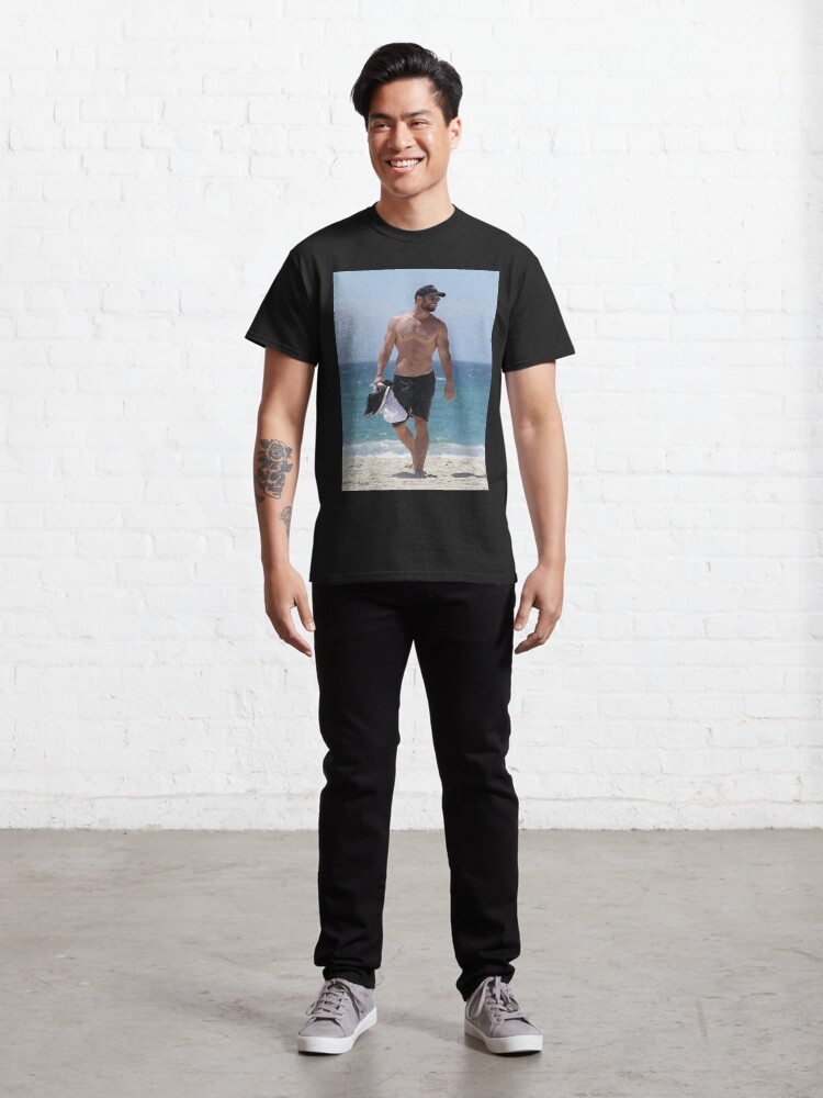 chris hemsworth in t shirt