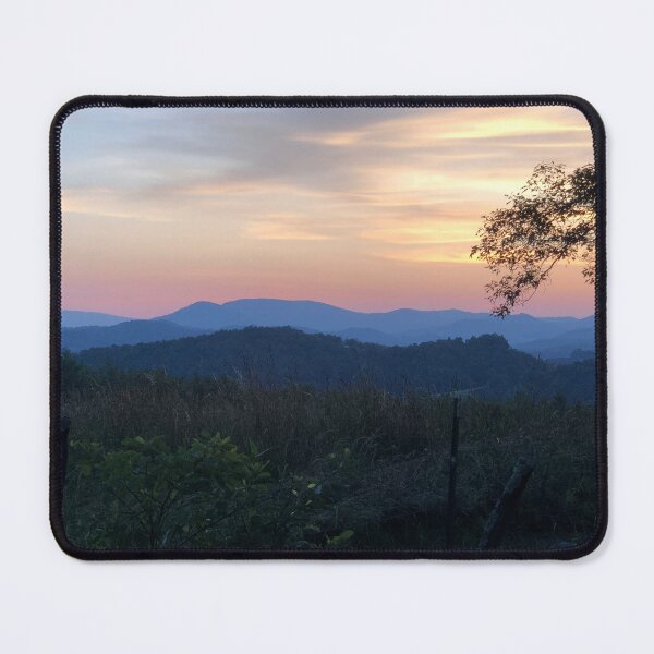 Artikelvorschau, Blue Ridge Mountains Sonnenuntergang entworfen und verkauft von Monica Parsons.