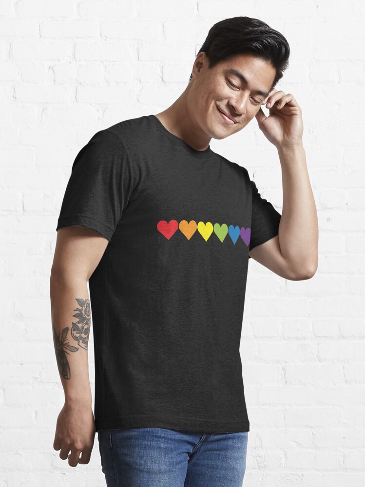 Vista alternativa de Camiseta esencial Corazones de orgullo
