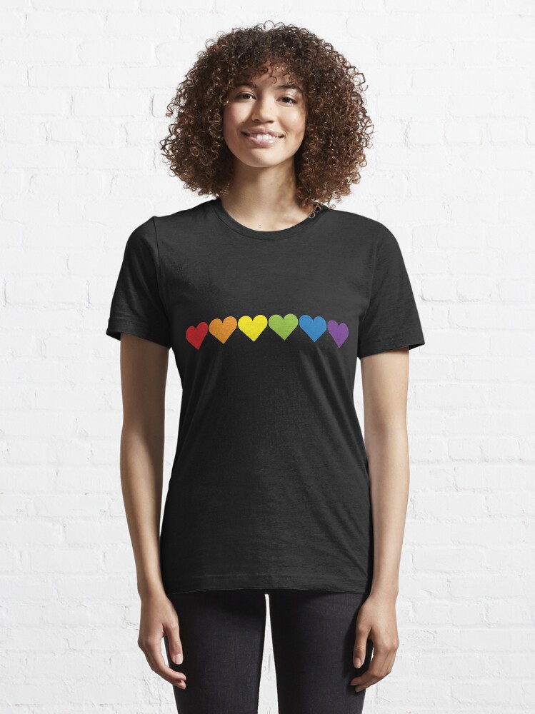 Vista alternativa de Camiseta esencial Corazones de orgullo
