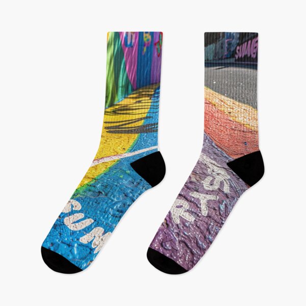 Artikelvorschau, Urban Eclectic: Handgeschriebene sommerliche Straßenszene entworfen und verkauft von Ace Apparel Attire.