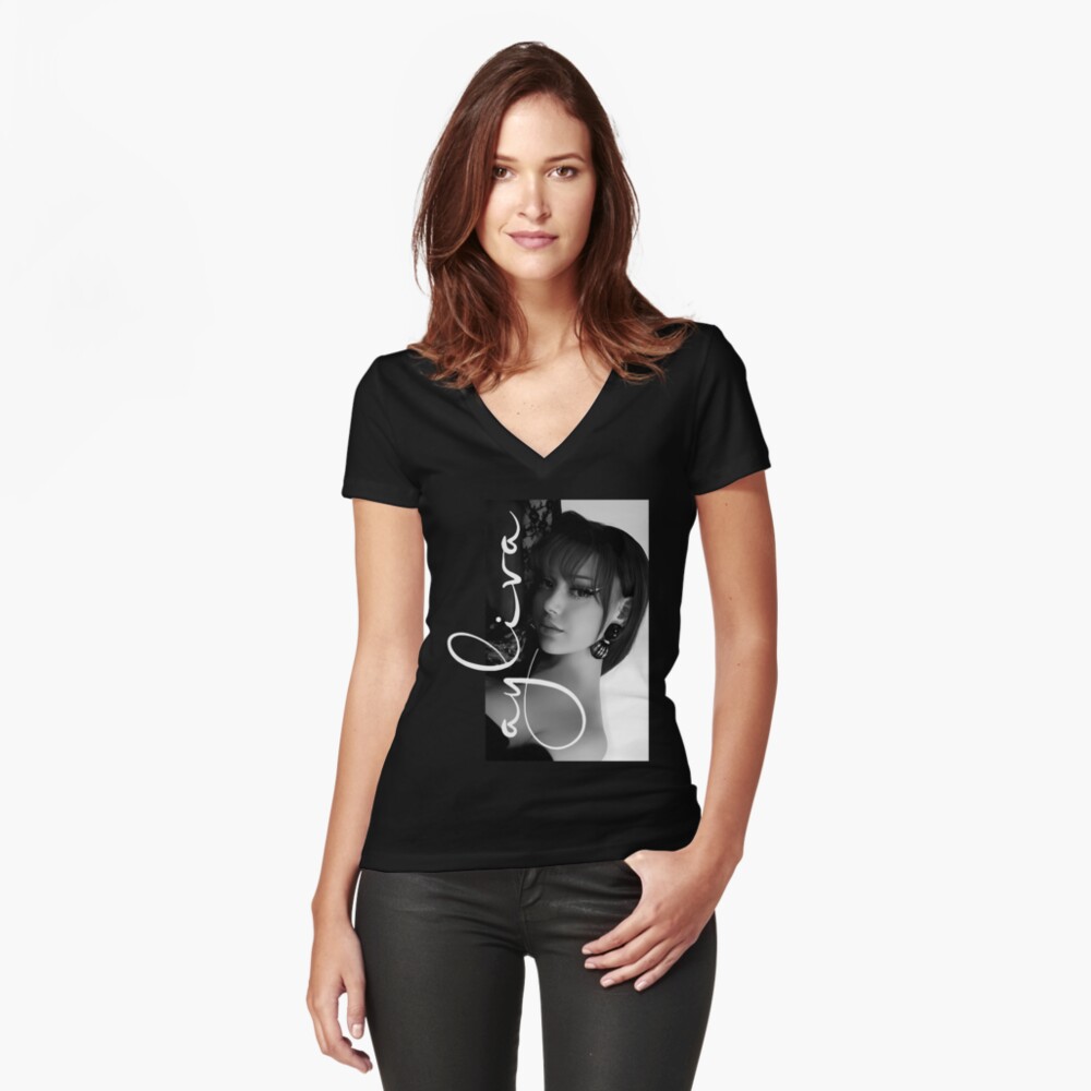Artikel-Vorschau von Tailliertes T-Shirt mit V-Ausschnitt, designt und verkauft von Julianneosacco.
