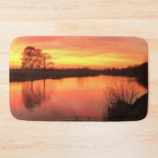 Artikelvorschau, Erstaunlicher roter Sonnenuntergang über dem Fluss. In der Nähe der Trent-Schleuse am Erewash-Kanal. entworfen und verkauft von Running-Duck.