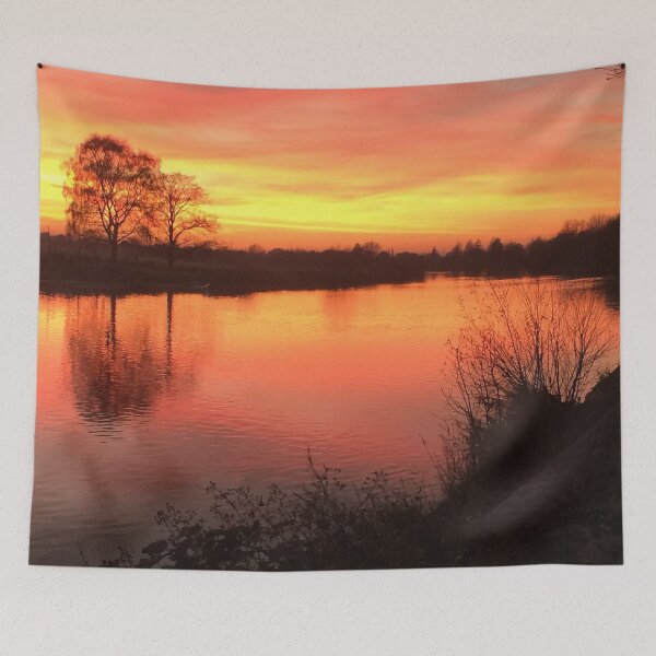 Artikelvorschau, Erstaunlicher roter Sonnenuntergang über dem Fluss. In der Nähe der Trent-Schleuse am Erewash-Kanal. entworfen und verkauft von Running-Duck.
