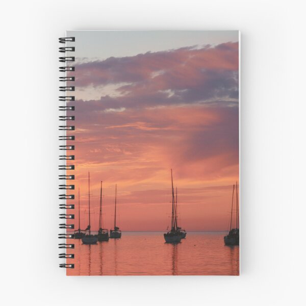 Artikelvorschau, Segelboote und rosa Sonnenuntergang über dem Meer entworfen und verkauft von mathilde3333.