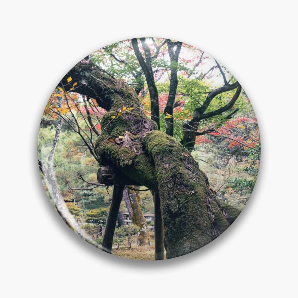 Artikelvorschau, Großer, sich drehender Baum, der auf einer Stütze ruht entworfen und verkauft von Renee McShane.