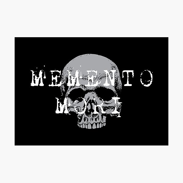 Artikel-Vorschau von Memento Mori V – lateinische Phrase über die Sterblichkeit des Todes – gotischer ästhetischer Schädel, designt und verkauft von WIZECROW.