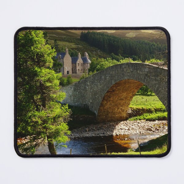 Artikelvorschau, Steinbrücke in der grünen Landschaft der schottischen Highlands entworfen und verkauft von CarolinaReina.