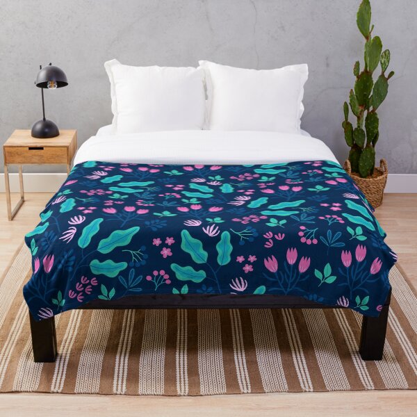 Aperçu de l'œuvre Motif floral et feuilles cool en bleus et roses créée et vendue par Vanessa Bentley.