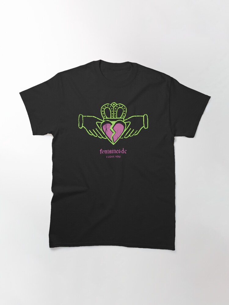 Aperçu 3 sur 7. T-shirt classique avec l'œuvre pour faire un supersonique créée et vendue par hulles.